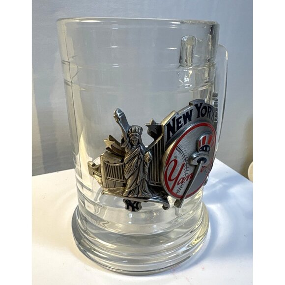 New York Yankees Glass Beer Mug With Metal Cityscape Emblem - Picture 2 of 6